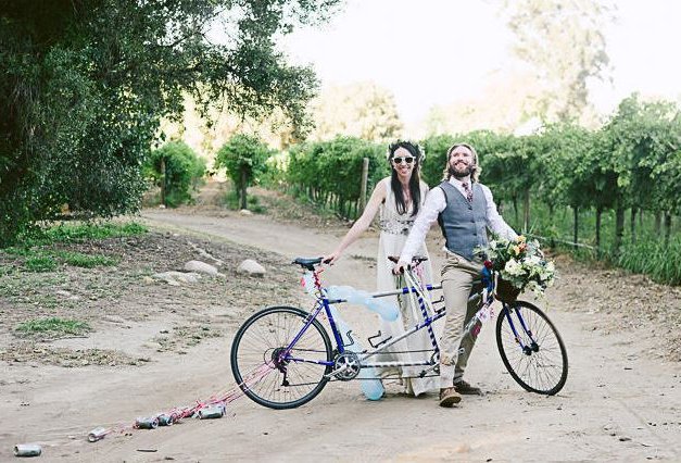 organizar una boda en primavera salida en bicicleta