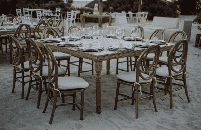 Servir un banquete de boda en la playa 