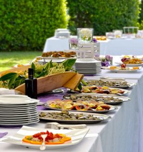 Guía esencial para catering en fiestas en el jardín