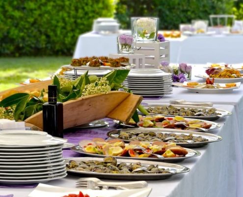 Guía esencial para catering en fiestas en el jardín